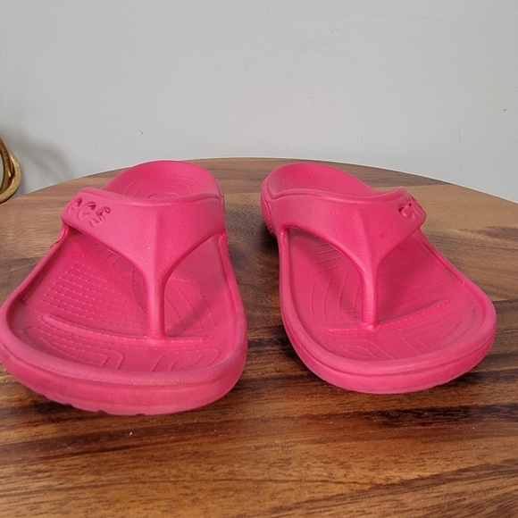 CROCS Hot Pink Sandals Size J 2 Flip Flops Summer Vacation - Picture 8 of 16